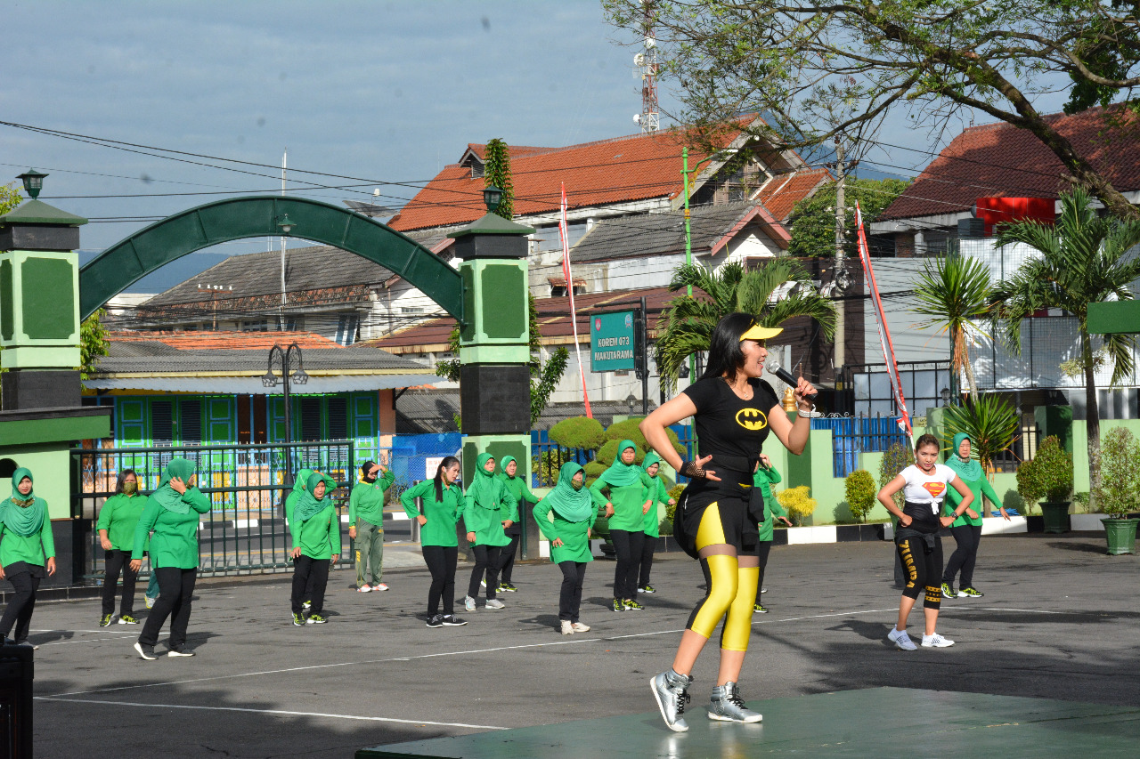 Jaga Silahturahmi Dan Kebugaran Tubuh, Persit Korem 073/Makutarama Melaksanakan Senam Bersama